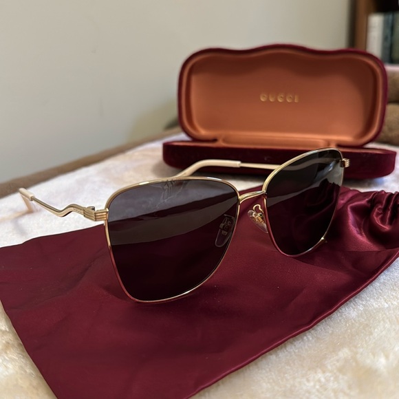 Women’s GUCCI Sunglasses - Authentic Gold Wave Butterfly - Picture 5 of 7